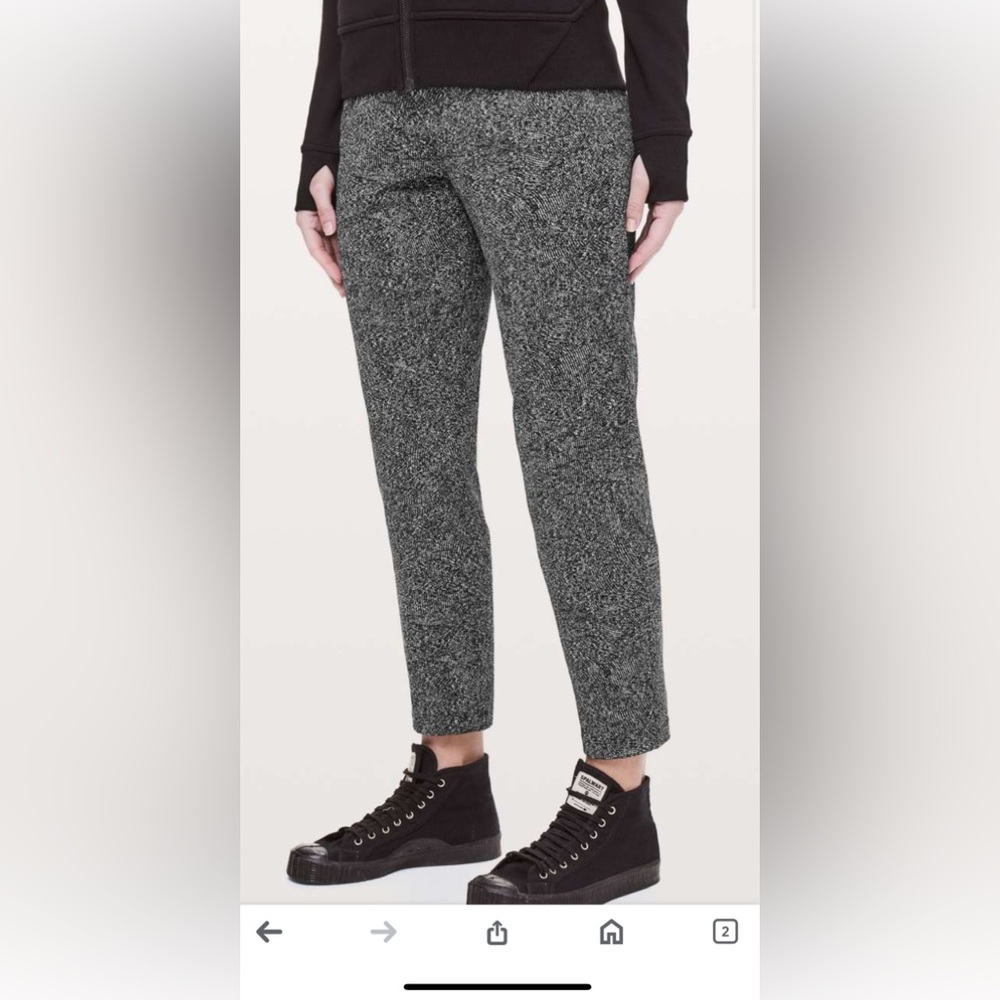 EUC worn once Lululemon on the fly pant size four. Super cute!
